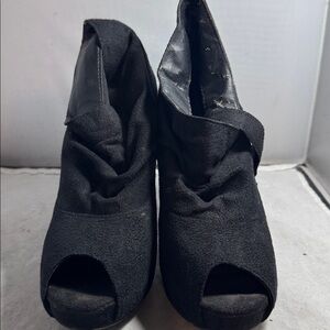 Wild Diva Akemi-32 Black vegan suede Peep-Toe button snap ankle boots size 8.5